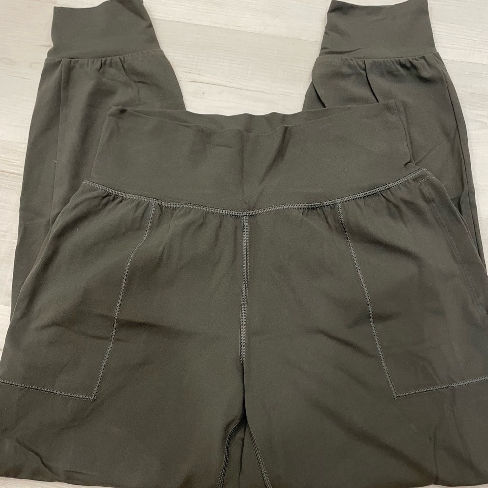 Athleta salutation jogger size medium